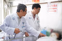 Các bác sỹ Bệnh viện Chợ Rẫy. (Ảnh: TTXVN phát)