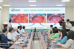 Đại diện bệnh viện Việt Đức báo cáo về ca ghép đa tạng Domino. (Ảnh: Minh Quyết/TTXVN)