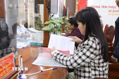 Người dân đến làm thủ tục tại Trung tâm phục vụ hành chính công xã Quang Thiện, tỉnh Ninh Bình. (Ảnh: Thùy Dung/TTXVN)