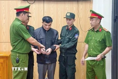 Cơ quan Cảnh sát điều tra Công an tỉnh Phú Thọ ra Lệnh giữ người trong trường hợp khẩn cấp và Quyết định tạm giữ hình sự đối với Lý Công Sinh (sinh năm 1960, trú tại phường Xuân Hoà, tỉnh Phú Thọ). (Ảnh: TTXVN phát)