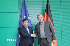Phó Thủ tướng Nguyễn Chí Dũng và Phó Chủ tịch Quốc hội Liên bang Đức Bodo Ramelow. (Ảnh: Thu Hằng/TTXVN)