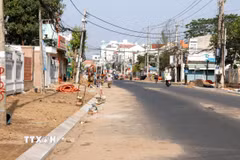 Dự án nâng cấp đường Thủ Khoa Huân kết nối với khu du lịch Mũi Né đang được đẩy nhanh tiến độ thi công. (Ảnh minh họa: Nguyễn Thanh/TTXVN)
