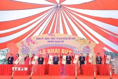 Các đại biểu thực hiện nghi thức Khai bút Xuân Bính Ngọ 2026. (Ảnh: Lê Đông/TTXVN)