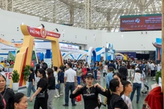 Đông đảo du khách đến tham quan Hội chợ Mùa Thu. (Ảnh: Vietnam+)