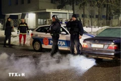 Cảnh sát được triển khai tại hiện trường vụ nổ súng ở thị trấn Cetinje hồi tháng1/2025. (Ảnh: Reuters/TTXVN)