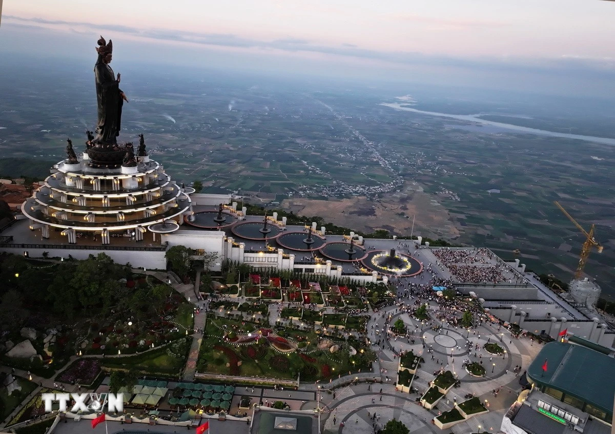 Tây Ninh khuyến cáo cẩn trọng khi leo núi Bà Đen lúc trời mưa trơn trượt