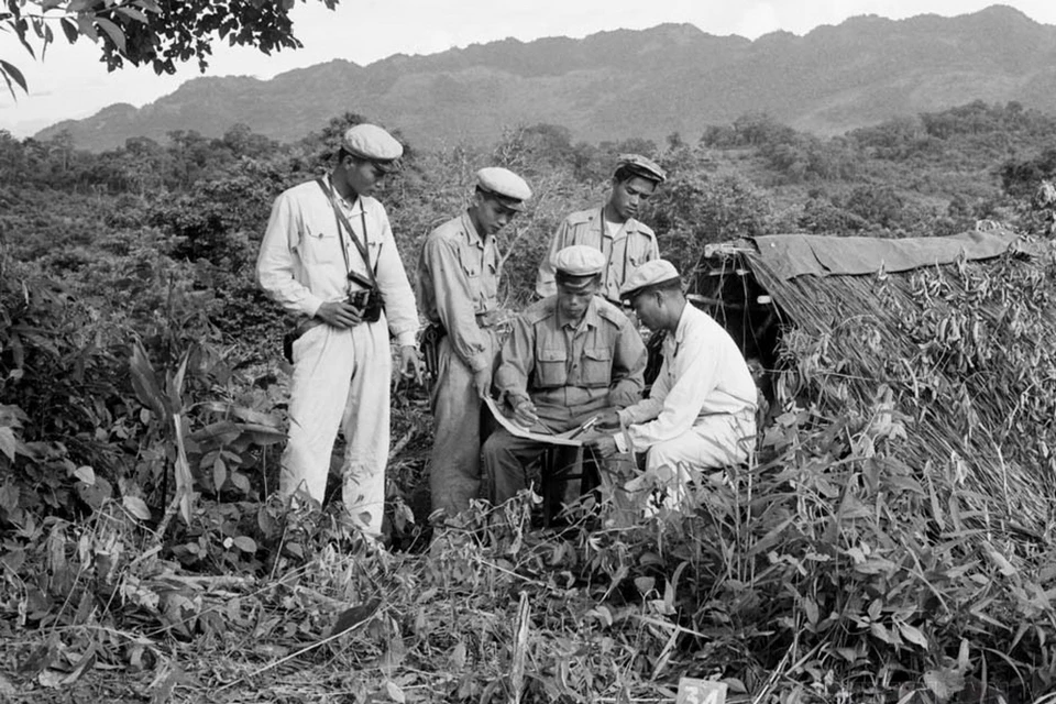 Kết hợp nhiệm vụ dân tộc với nhiệm vụ quốc tế tại Lào, trên tinh thần “hạt muối cắn đôi, cọng rau bẻ nửa”, quân tình nguyện Việt Nam đã không quản ngại khó khăn, gian khổ, cùng cách mạng Lào xây dựng, củng cố lực lượng. Trong ảnh: Chuyên gia quân sự Việt Nam với các chiến sỹ Lào. (Ảnh: Tư liệu TTXVN)