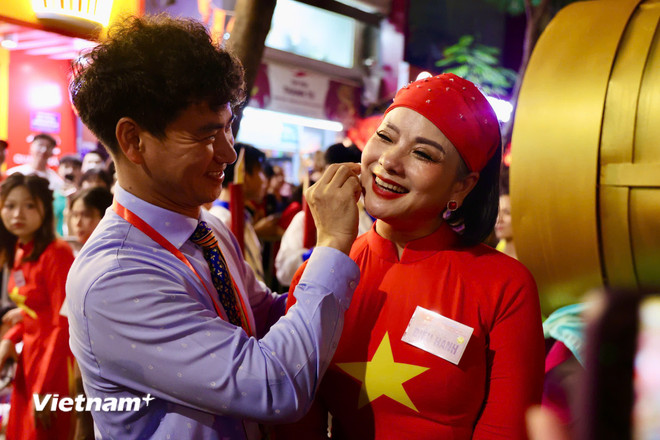 Cục trưởng Cục Biểu diễn Nghệ thuật, Nghệ sỹ Nhân dân Xuân Bắc cùng đại biểu tham gia diễu binh, diễu hành A80. (Ảnh: Hồng Kiều/Vietnam+) vnp-van-hoa3.jpg
