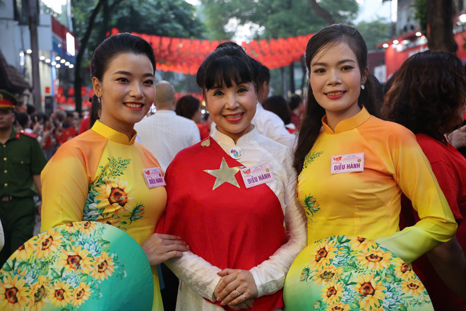 Nghệ sỹ Nhân dân Lan Hương (giữa) và các bạn trẻ trong Khối văn hóa thể thao. (Ảnh: Hồng Kiều/Vietnam+) van-hoa.jpg