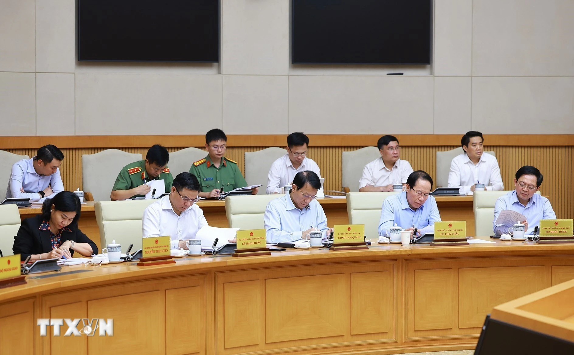 Thủ tướng Lê Minh Hùng chủ trì họp Thường trực Chính phủ về các vấn đề cấp bách