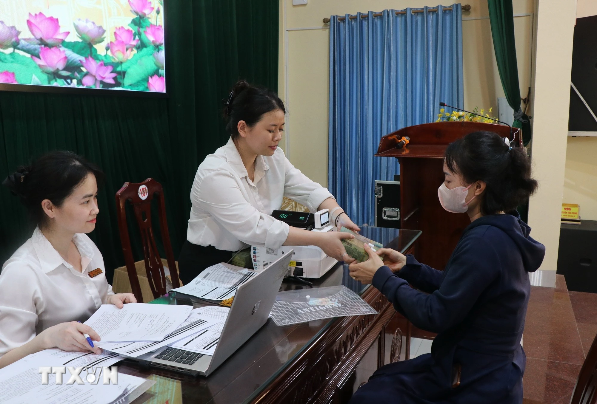 Nhiều hộ dân nhận thưởng vì bàn giao sớm đất cho dự án sân bay Gia Bình