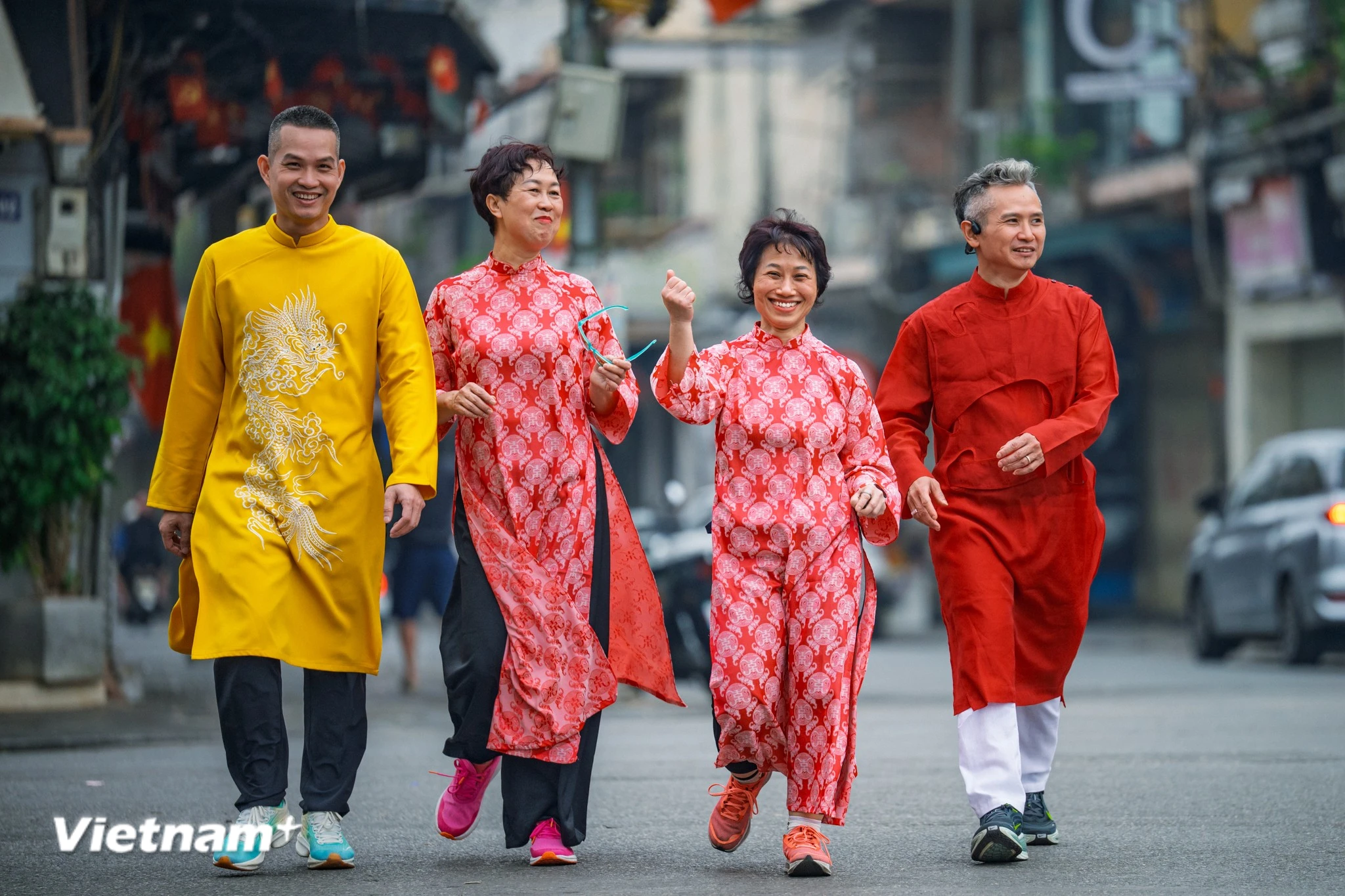 Người dân thủ đô đổ về Hồ Gươm sáng mùng 1 Tết Bính Ngọ