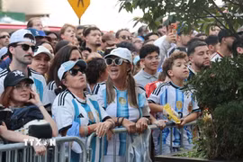 (Hình minh họa) Cổ động viên Argentina cổ vũ đội nhà. (Ảnh: Thanh Tuấn/TTXVN)
