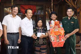 Phó Bí thư Thường trực Thành ủy Đà Nẵng Nguyễn Đình Vĩnh tặng quà cho gia đình ông Clau BhLao ở thôn Vòng, xã Hùng Sơn. (Ảnh: Đoàn Hữu Trung/TTXVN)