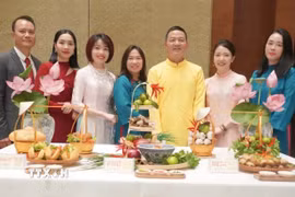 Phó Giáo sư, Tiến sỹ Nguyễn Xuân Diện (thứ 3, từ phải qua) tham gia hoạt động giới thiệu ẩm thực Việt tại Trùng Khánh. (Ảnh: TTXVN phát)