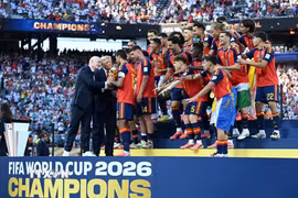 Chủ tịch FIFA Gianni Infantino và Tổng thống Mỹ Donald Trump trao cúp vô địch World Cup cho đội tuyển Tây Ban Nha. (Ảnh: THX/TTXVN phát)