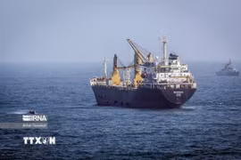 Tàu thuyền di chuyển trên eo biển Bab al-Mandab ở Biển Đỏ. (Ảnh: IRNA/TTXVN)
