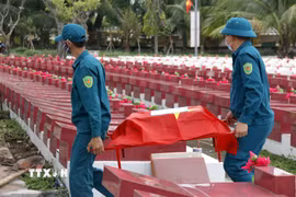 Hơn 87% tổng số phần mộ được khai quật tại Nghĩa trang liệt sỹ Bình Thuận có mẫu sinh phẩm. (Ảnh: Hồng Hiếu/TTXVN)