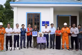 Công ty Điện lực Quảng Trị và Hội Chữ thập đỏ tỉnh Quảng Trị phối hợp khánh thành, bàn giao công trình nhà ở cho các hộ gia đình trên địa bàn. (Ảnh: Võ Dung/TTXVN)