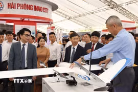 Triển lãm công nghệ tại Techfest Hải Phòng với hơn 150 gian hàng thu hút đông đại biểu tham quan, tìm hiểu. (Ảnh: Mạnh Minh/TTXVN)