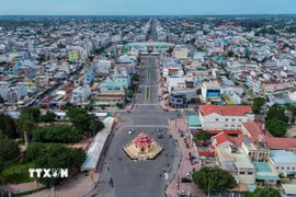 Chợ Long Hoa nổi bật giữa lòng đô thị với kiến trúc nhà lồng hình chữ thập, khu đất vuông và hệ thống đường mở ra nhiều hướng, tạo nên không gian giao thương độc đáo. (Ảnh: Giang Phương/TTXVN)