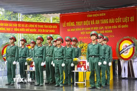 Lễ truy điệu và an táng 2 hài cốt liệt sỹ chưa xác định được danh tính tại Nghĩa trang Liệt sỹ Độc Lập, xã Thanh Nưa, tỉnh Điện Biên. (Ảnh: Xuân Tư/TTXVN)