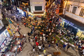 Nhịp sống sầm uất tại Chợ đêm Phố cổ Hà Nội. Trải dài qua các tuyến phố Hàng Đào-Hàng Ngang-Hàng Đường-Đồng Xuân, không gian chợ đêm là điểm đến thương mại-dịch vụ tập trung đông đảo người dân và du khách, đóng vai trò quan trọng trong chuỗi hoạt động kinh tế đêm của Thủ đô. (Ảnh: Tiến Long/TTXVN phát)