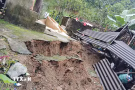 Mưa lũ gây sạt lở nhà dân trên địa bàn xã Lê Lợi, Lai Châu. (Ảnh: TTXVN phát)
