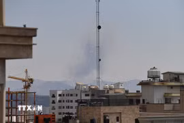 Khói bốc lên từ địa điểm ở Tehran, Iran sau các cuộc không kích, ngày 7/4/2026. (Ảnh: THX/TTXVN phát)