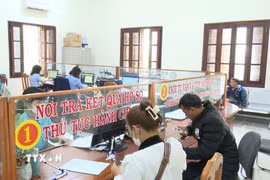 Người dân Gia Lai chỉ cần sử dụng Căn cước công dân gắn chip và ứng dụng VSSID khi đăng ký khám chữa bệnh bảo hiểm y tế. (Ảnh: Hoài Nam/TTXVN)