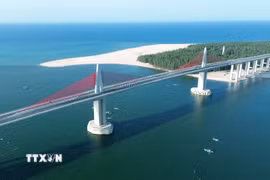 Cầu vượt cửa biển Thuận An không đơn thuần là một công trình giao thông, mà là “tọa độ phải đến” của Huế năm 2026 và thời gian tới đây. (Ảnh: Quốc Khánh/TTXVN)