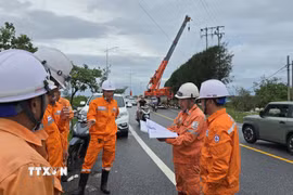 ​Lực lượng xung kích ngành điện Quảng Ninh khẩn trương đấu nối, xử lý dứt điểm các vị trí đứt dây, hư hỏng xà, sứ sau bão số 1. (Ảnh: Thanh Vân/TTXVN)