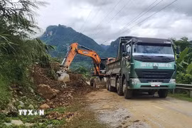 Khắc phục sạt lở tại Km436+020 Quốc lộ 6. (Ảnh: TTXVN phát)