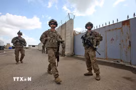 Binh sỹ Mỹ gác tại căn cứ không quân K1 ở tỉnh Kirkuk, miền Bắc Iraq. (Ảnh: France 24/TTXVN)