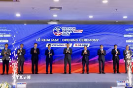 Các đại biểu thực hiện nghi thức khai mạc chuỗi sự kiện. (Ảnh: Mỹ Phương/TTXVN)