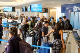 Hành khách tại sân bay quốc tế Los Angeles, Mỹ. (Ảnh: THX/TTXVN phát)