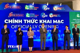 Các đại biểu thực hiện nghi thức khai mạc chuỗi triển lãm. (Ảnh: Mỹ Phương/TTXVN)