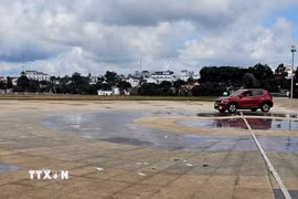 Một vị trí trên bề mặt Quảng trường Trung tâm Gia Nghĩa bị lõm, lún. (Ảnh: Hưng Thịnh/TTXVN)