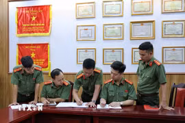 Cán bộ Phòng An ninh mạng và phòng chống tội phạm sử dụng công nghệ cao triển khai phương án triệt phá đường dây chế tạo, tàng trữ, mua bán trái phép vũ khí quân dụng hoạt động trên không gian mạng. (Ảnh: Danh Lam/TTXVN)