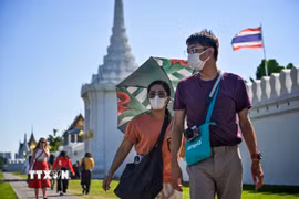Khách du lịch tham quan Cung điện Hoàng gia ở thủ đô Bangkok, Thái Lan. (Ảnh: AFP/TTXVN)