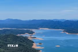 Mặt hồ Kẻ Gỗ phẳng lặng tạo nên vẻ đẹp yên bình của vùng thượng nguồn. (Ảnh: Hữu Quyết/TTXVN)
