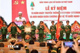 Đại tướng Nguyễn Trọng Nghĩa, Ủy viên Bộ Chính trị, Bí thư Trung ương Đảng, Chủ nhiệm Tổng cục Chính trị Quân đội nhân dân Việt Nam trao Huân chương Bảo vệ Tổ quốc hạng Ba tặng Bảo tàng Lịch sử Quân sự Việt Nam. (Ảnh: Trọng Đức/TTXVN)