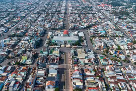 Chợ Long Hoa với quy mô bề thế và vị trí kết nối thuận lợi, trở thành điểm giao thương quan trọng của người dân và du khách đến Tây Ninh. (Ảnh: Giang Phương/TTXVN)