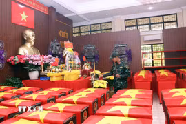 Hài cốt các anh hùng liệt sỹ sau khi được quy tập được quàn trang trọng tại Nhà tưởng niệm, chờ ngày trở về với gia đình, quê hương. (Ảnh: Xuân Khu/TTXVN)