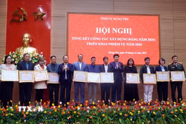 Các đảng bộ, chi bộ tiêu biểu có thành tích xuất sắc trong công tác xây dựng Đảng giai đoạn 2021-2025 được tặng Bằng khen của Tỉnh ủy Hưng Yên. (Ảnh: Nguyễn Công Hải/TTXVN)