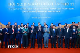 Thủ tướng Lê Minh Hưng với các đại biểu dự Phiên toàn thể Hội nghị Ngoại giao lần thứ 33. (Ảnh: Dương Giang/TTXVN)