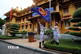 Lễ Thượng cờ ASEAN. (Ảnh: TTXVN phát)