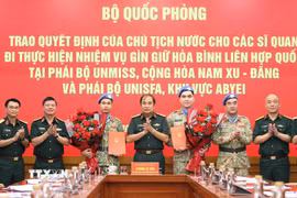 Thượng tướng Phùng Sĩ Tấn, Phó Tổng Tham mưu trưởng Quân đội nhân dân Việt Nam trao quyết định của Chủ tịch nước cho các sỹ quan đi thực hiện nhiệm vụ gìn giữ hoà bình. (Ảnh: An Đăng/TTXVN)