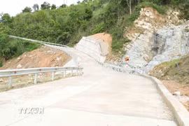 Con đường mới được xây dựng qua vị trí sạt lở theo chỉ đạo của Phó Thủ tướng Chính phủ Hồ Quốc Dũng. (Ảnh: Dư Toán/TTXVN)