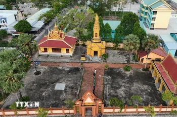 Tháp 4 sư liệt sĩ (tỉnh KIên Giang) được Bộ Văn hóa - Thông tin công nhận là Di tích lịch sử cấp Quốc gia vào ngày 20/9/1990. (Ảnh: Văn Sỹ/TTXVN)